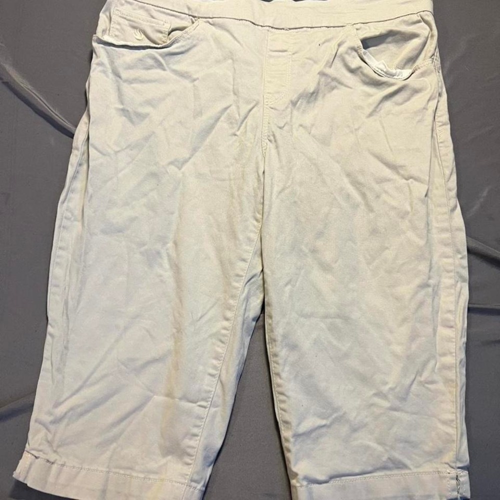Gloria Vanderbilt Amanda Capri Pants Beige Khaki Pull On Size 12P Womens Stretch
